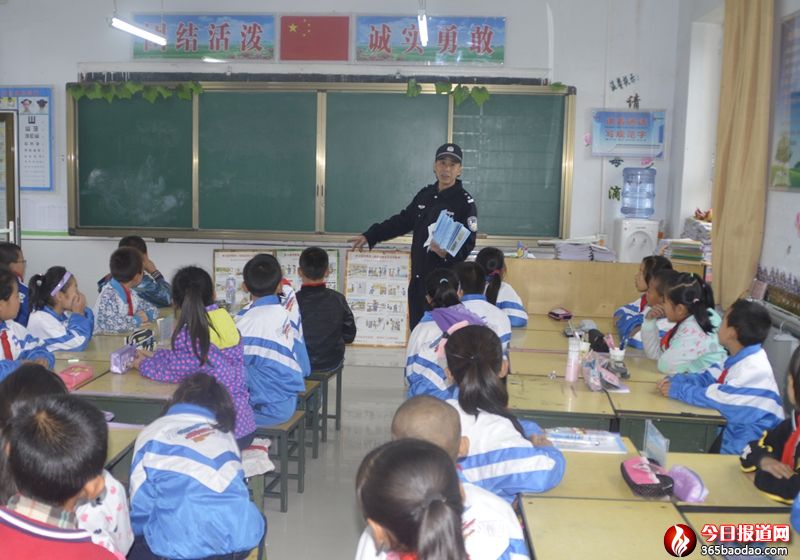 圖二 開展“安全第一課”教學.jpg