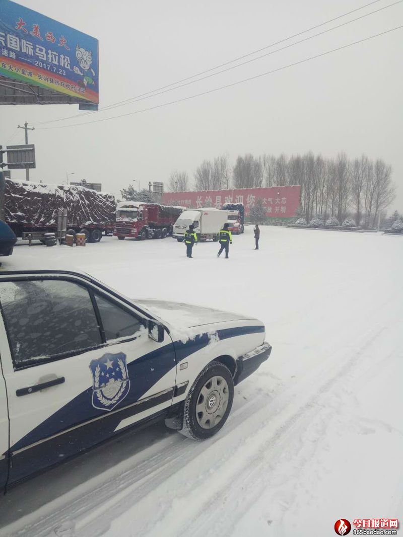 交警雪天疏導交通降低事故率 (1).jpg