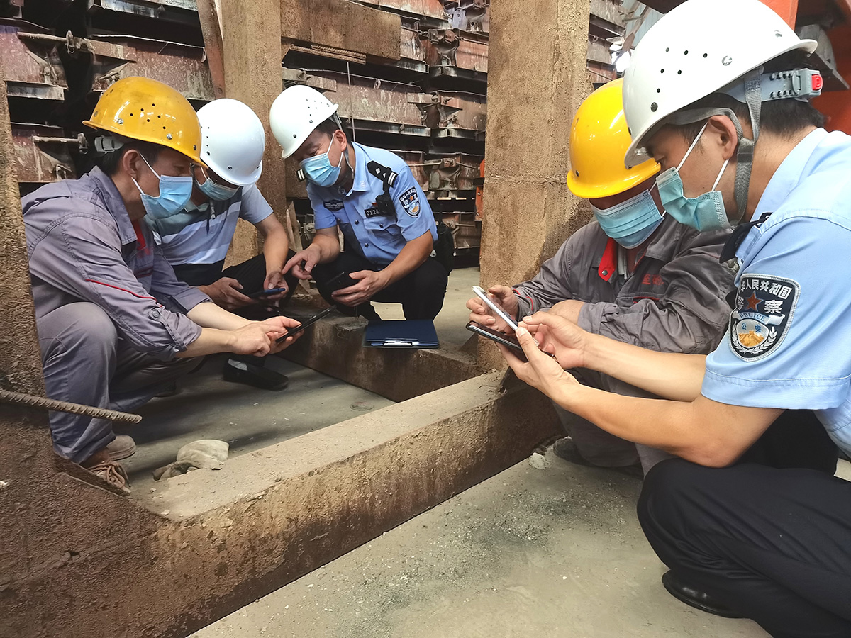 ���p�����M����