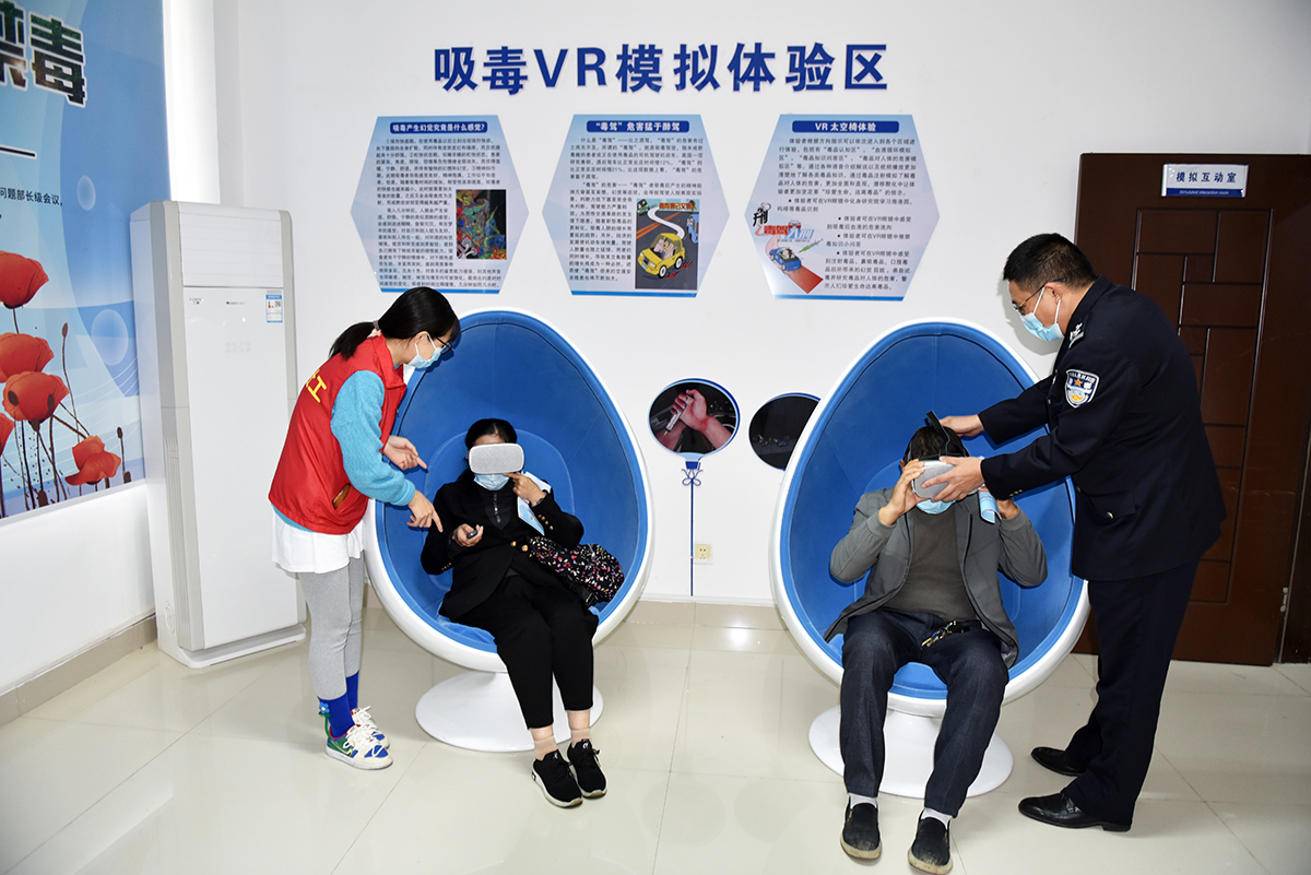 �������ˣ���VR���g(sh��)�M(j��n)�н�������