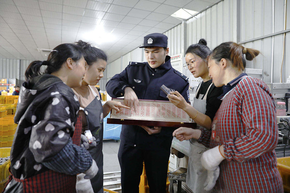 ���������M��I