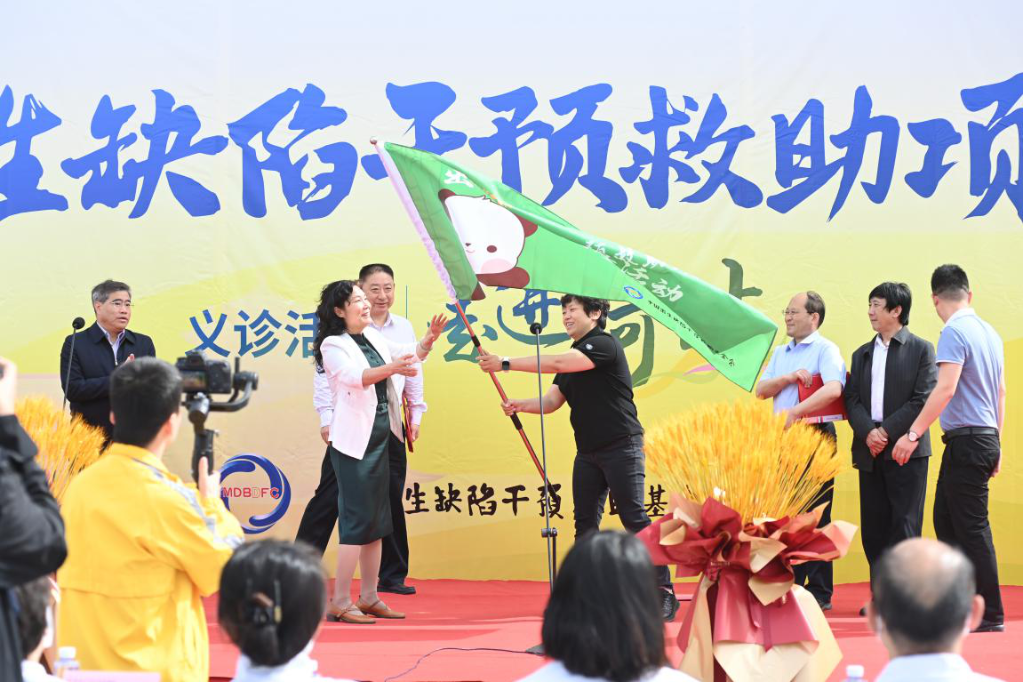 ����ȱ�ݷ��ΰѺ��҇��˿ڽ�������һ�P��