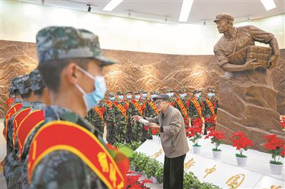 ���������Ї����_�������������@����ɽ�ӵąȺ�������ͼ�����һ������־���ꅢ܊��������죬��һ��¡�����±����� �������������E���MӢ�۲��