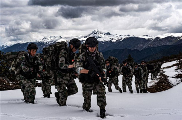  ��ָİ��ѩ�򡪡�����܊�^ĳ�ؑ����_չ�ߺ�ѩɽ����