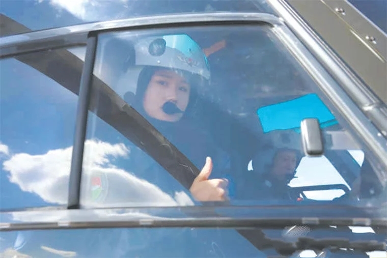 �܊�����������BŮ�w�ІT���F���aĳ����ͨ��ֱ���C���w