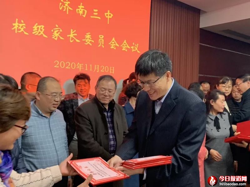   ��һ��У����ί���ɆT���w������(j��)������  ��ͬ���ӡ��p������