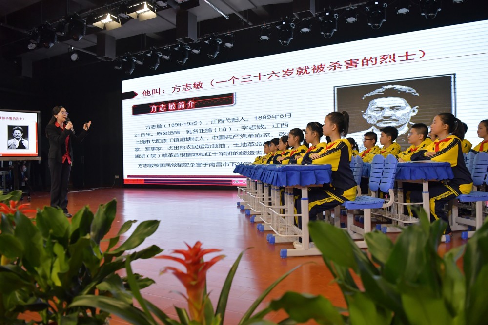 �hʷ�����M(j��n)У�@