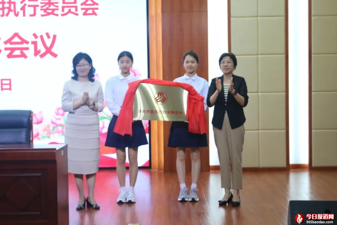 ���ۡ������������������н����ֵ�һ�΋DŮ��������ڝ�������������_