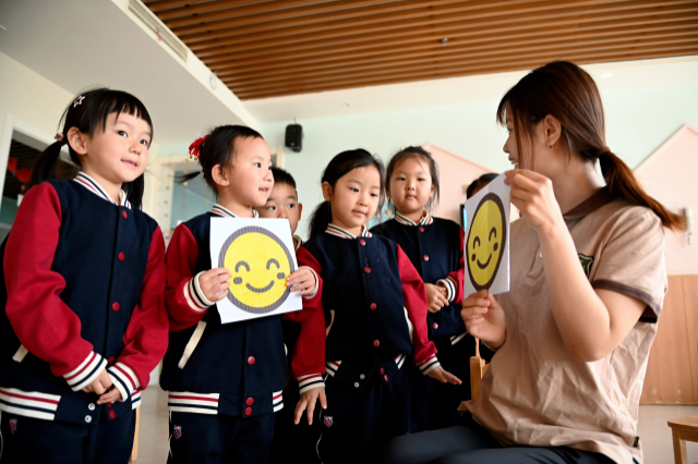 �ӱ�������Цӭ������΢Ц�ա�