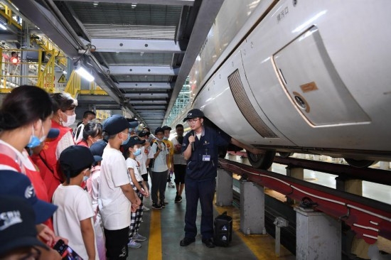 �Ϸʣ��R����Ů���M��܇�\����