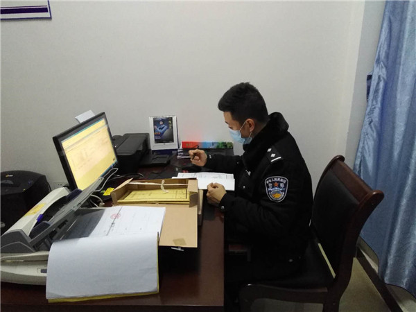 ���۲���ɫ���ľ�ɫ���{(l��n) ����һ��(g��)܊�D(zhu��n)���񾯵Ĵ���(ji��)��(ji��n)��