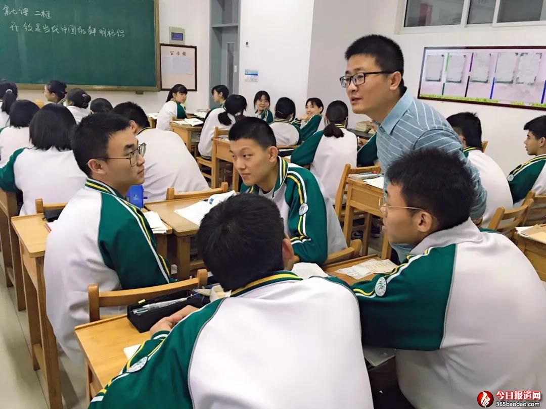 �ܸ硱�@�������������н̎������@ȫ��˼���n�̎��P�I��������չʾ�������һ�Ȫ�