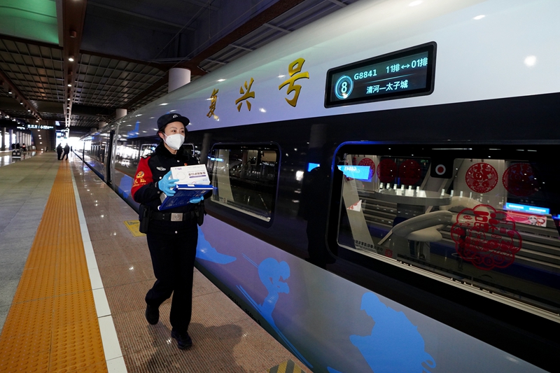 �F�����`�����Wվ�^�ﱼ��æµ�ġ�Ů�h�ӡ�