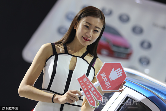 濟南舉辦新能源電動汽車展會 模特不顧寒冷低胸秀長腿