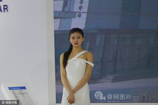 濟南舉辦新能源電動汽車展會 模特不顧寒冷低胸秀長腿