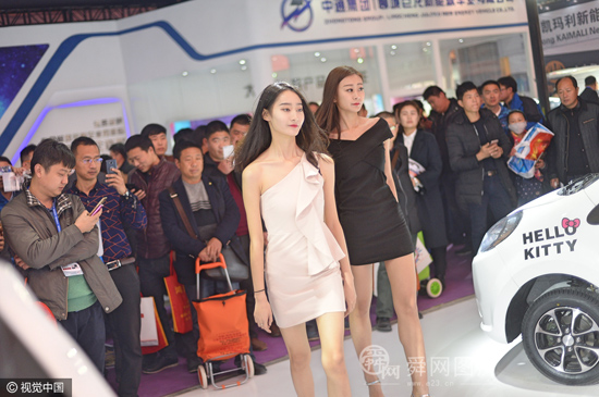濟南舉辦新能源電動汽車展會 模特不顧寒冷低胸秀長腿