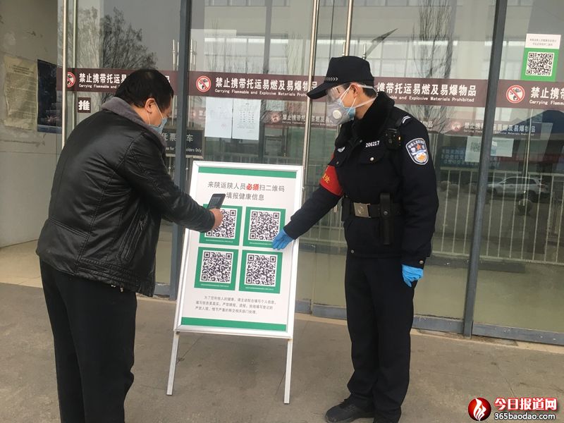 民警楊飛為旅客進行掃碼說明.jpg