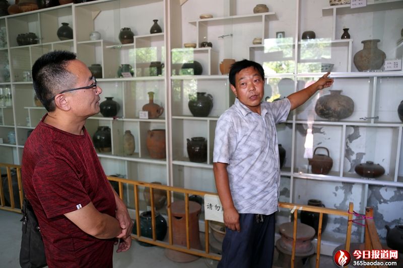 王彥紅(右)向記者介紹藏品。.JPG