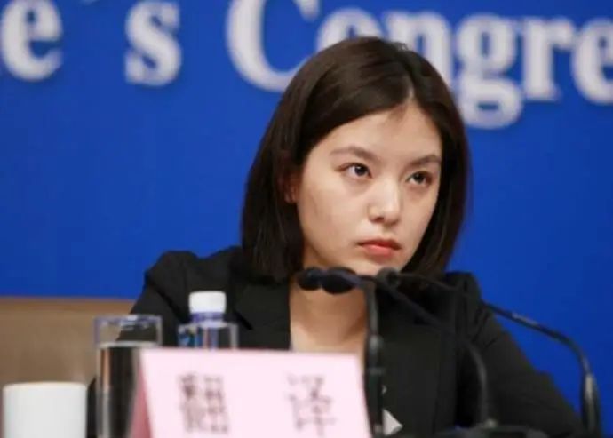 ��Ů���g�_�ϟ��ѣ�С����Ǻ��ݹ��ĸУ�ώ���һ�¾� ����������