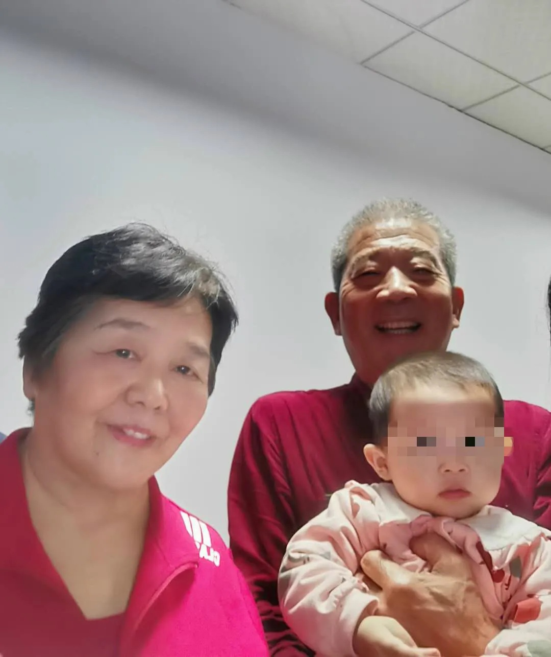 ɽ�|67�qŮ����Ȼ������Ů�Z��һ�r����������n1�q�ˣ���ĸ�H̻¶��������ԓ���м�