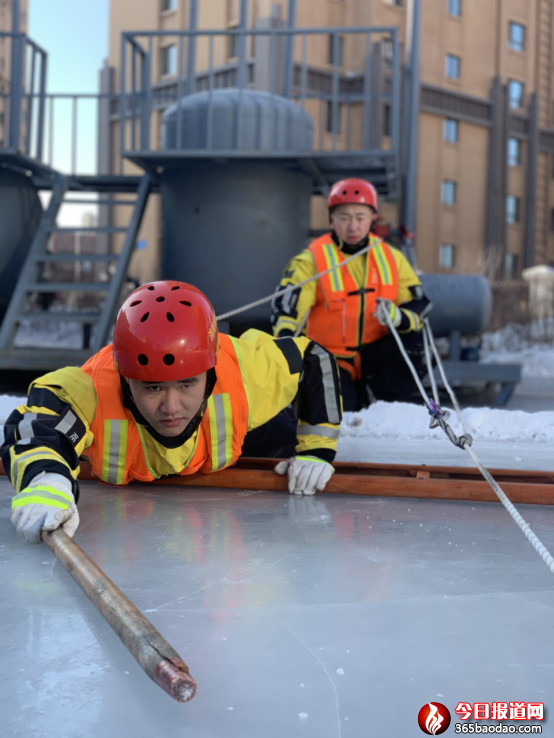 特勤實戰化訓練之——開展低溫冰雪冰凍災害救援事故處置專項訓練364.png