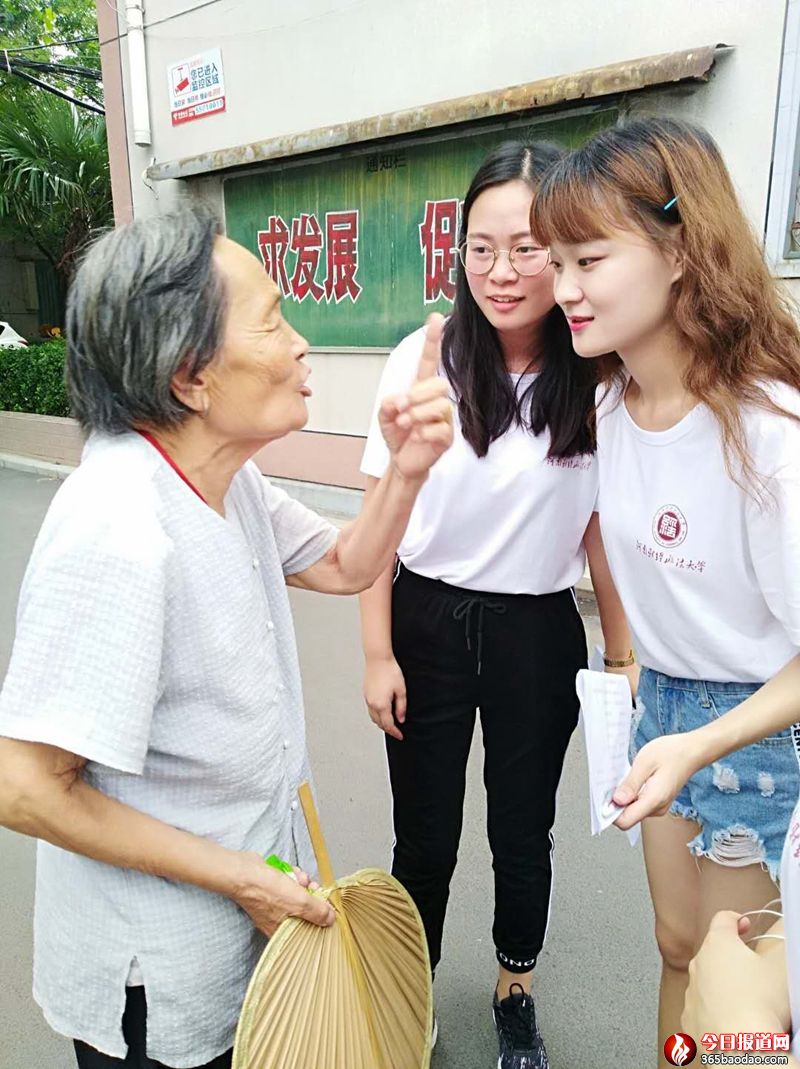 鄭州市文北社區(qū)紀(jì)念改革開放四十周年理論宣講實(shí)踐活動(dòng),時(shí)間:2018年7月12日,地點(diǎn):文化路76號(hào)院 (5).jpg