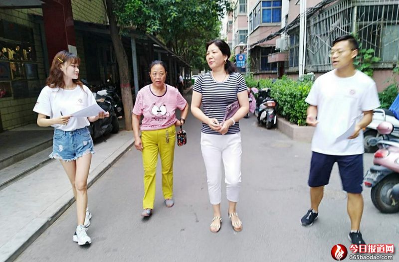 鄭州市文北社區(qū)紀(jì)念改革開放四十周年理論宣講實(shí)踐活動(dòng),時(shí)間:2018年7月12日,地點(diǎn):文化路76號(hào)院 (4).jpg