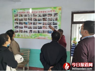 唐山市殘聯來遷西縣考察殘疾人家庭人造花加工項目956_副本.jpg