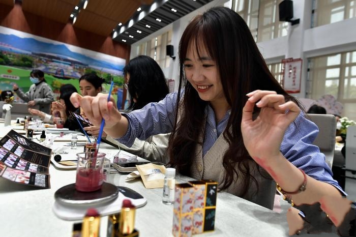 ���ݣ����_�ɵ�Ůͬ���Զ�ʻ��ӭ�����ˡ����H�DŮ��