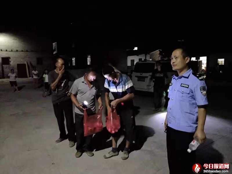 廣西恭城:警民聯手夜晚進山救老人 (1).jpg