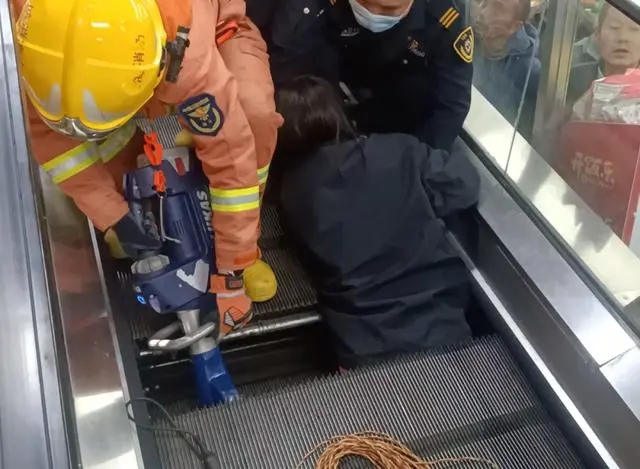 �Ϻ�һ�����Ԅӷ��ݹ�����Ů���°������������Ҍ����°l